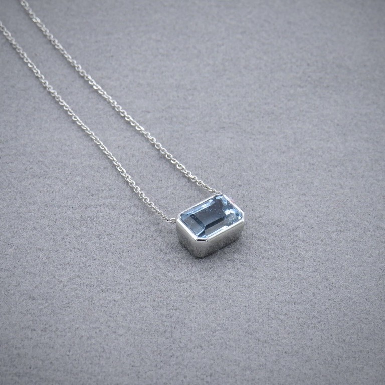 East west set bezel set aquamarine necklace