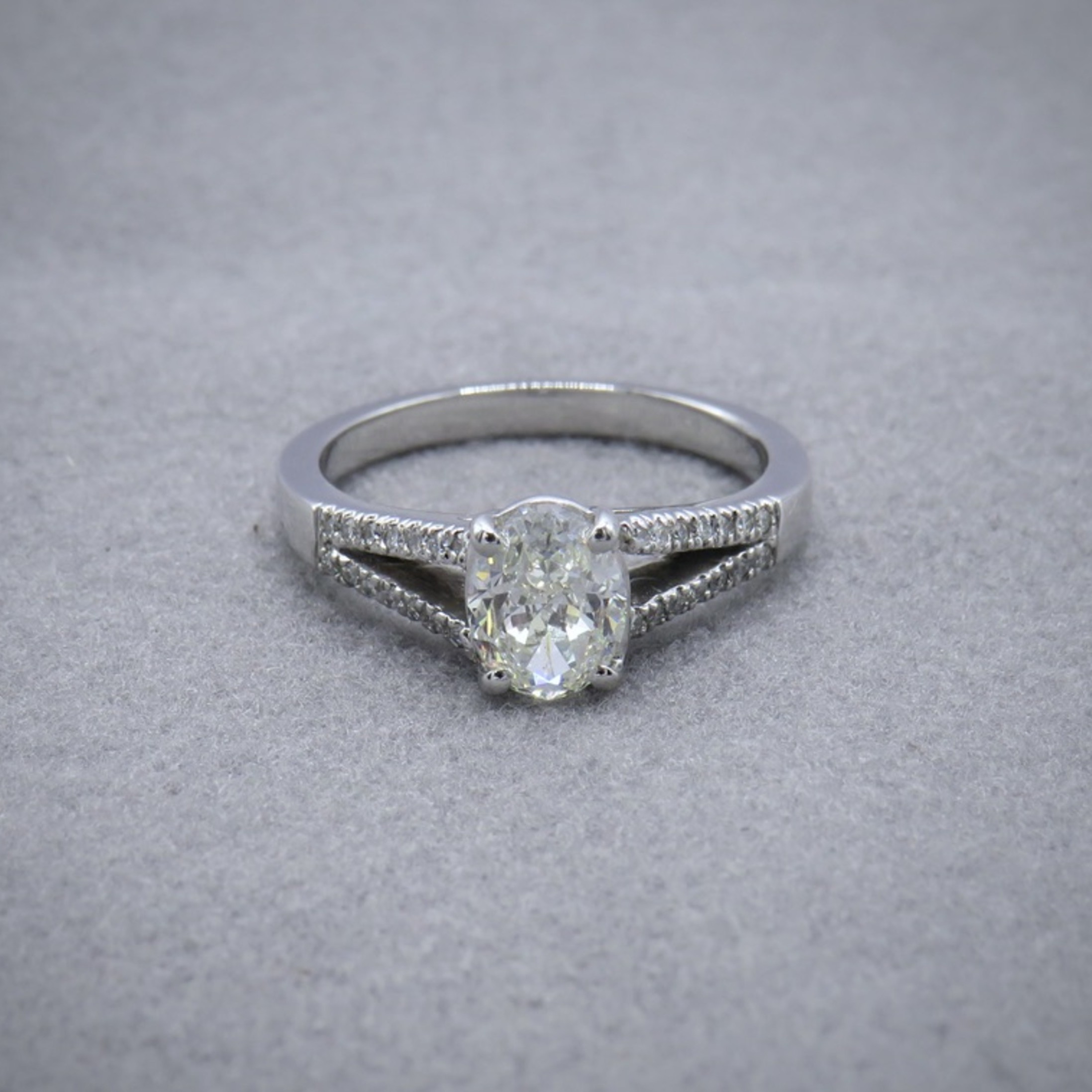 Oval diamond and diamond split shank in white metal